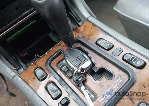 1999 Mercedes-Benz E 320 from USA, damaged, VIN WDBJF65H8XA729239